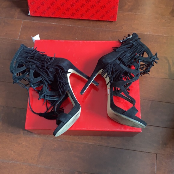 GUESS Abria Fringe Tassel Ghillie Open Toe Sandal Black Suede Heels Size 6 - Picture 2 of 5